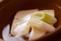 朝食の手作り豆腐は湯布院のきれいな水を使用しています。お目覚めに優しい味をご賞味ください。