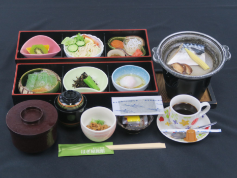 朝食『水木浜　日の出御膳』
自家製かじめ佃煮、小美玉子（おみたまご）の温玉、魚の蒸焼、等
≪仕入状況によりメニューが変わります（料理写真はイメージです）≫