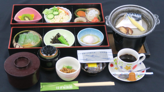 『水木浜　日の出御膳』
自家製かじめ佃煮、小美玉子（おみたまご）の温玉、魚の蒸焼、等
≪仕入状況によりメニューが変わります（料理写真はイメージです）≫