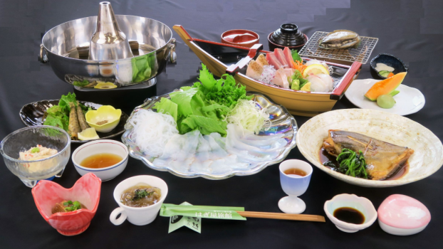 2024年　日立の旬　夏の潮騒コース　夕食料理イメージ たこしゃぶ（写真は2人前）、あわび踊焼など旬の魚介類をたっぷり味わえる