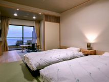 半露天ひのき風呂付客室、ウッドテラスが隣設され、潮風が心地良くまるで洋上の入浴気分♪
ベッドスタイルの寝室とリビング　