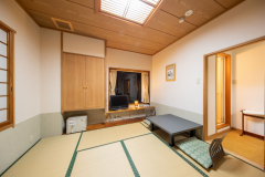 山側のこじんまりとした和室