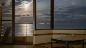 海側10畳広縁付き和室からの月の出