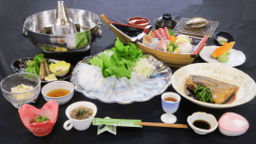 日立の旬　夏の潮騒コース　夕食料理イメージ たこしゃぶ（写真は2人前）、あわび踊焼など旬の魚介類をたっぷり味わえる