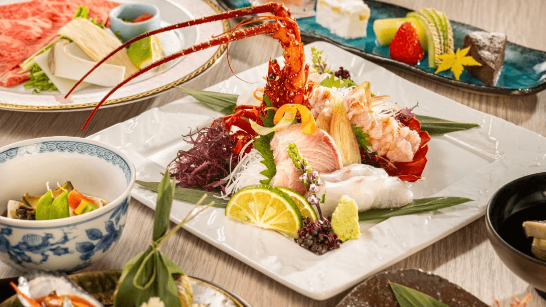 旬の味わいを、一品一品ていねいに仕立てた&ldquo;量より質&rdquo;の月替わりの懐石。
選び抜いた素材を最もおいしい状態でお届けするため、過度なボリュームではなく、味わいの深さと美しさを大切にしています。
心地よい満足感が静かに広がる、上質な夕餉をお楽しみください。