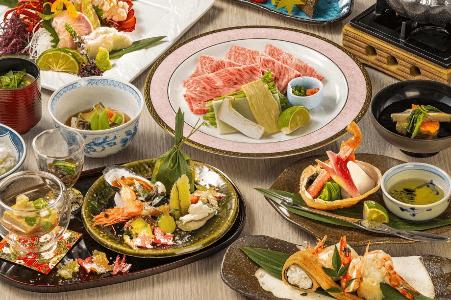 四季折々の食材を丁寧に仕立てた、当館自慢の懐石料理をご用意しております。
旬の味わいを大切に、山海の恵みを活かした品々を、一品ずつ最も美味しい状態でお届けします。
彩り豊かな前菜、旨味あふれる椀物、厳選和牛や新鮮な魚介など、料理人の技が光る懐石を心ゆくまでお楽しみください。