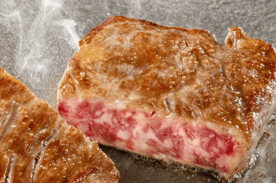 厳選した和牛を香ばしく焼き上げたステーキを主役に、季節の前菜やお造りなどを組み合わせた「ステーキ懐石」をご用意しております。
旨味あふれる肉の柔らかさと、懐石ならではの繊細な味わいを、ゆっくりとお楽しみください。