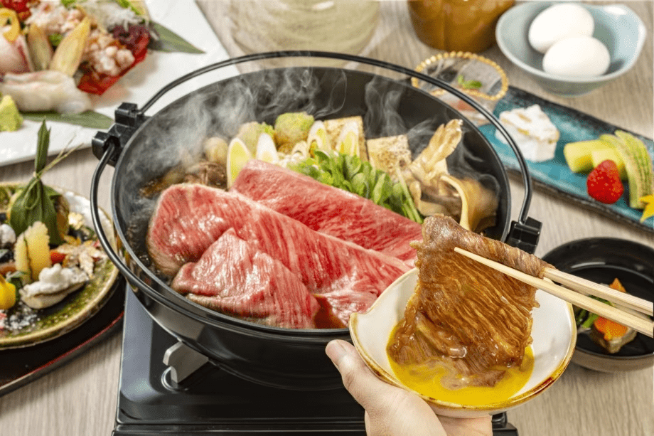 上質な和牛の旨味を最大限に引き出した「すき焼き懐石」。
深みのある特製割り下で炊き上げる肉の甘みと、旬野菜の香りが重なり合い、口の中でほどけるような味わいをお楽しみいただけます。
懐石ならではの繊細な前菜やお造りとともに、季節を映す贅沢な食の時間をお届けします。