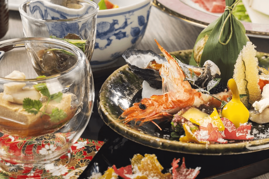 四季折々の食材を丁寧に仕立てた、当館自慢の懐石料理をご用意しております。
旬の味わいを大切に、山海の恵みを活かした品々を、一品ずつ最も美味しい状態でお届けします。
彩り豊かな前菜、旨味あふれる椀物、厳選和牛や新鮮な魚介など、料理人の技が光る懐石を心ゆくまでお楽しみください。 四季折々の食材を丁寧に仕立てた、当館自慢の懐石料理をご用意しております。
旬の味わいを大切に、山海の恵みを活かした品々を、一品ずつ最も美味しい状態でお届けします。
彩り豊かな前菜、旨味あふれる椀物、厳選和牛や新鮮な魚介など、料理人の技が光る懐石を心ゆくまでお楽しみください。