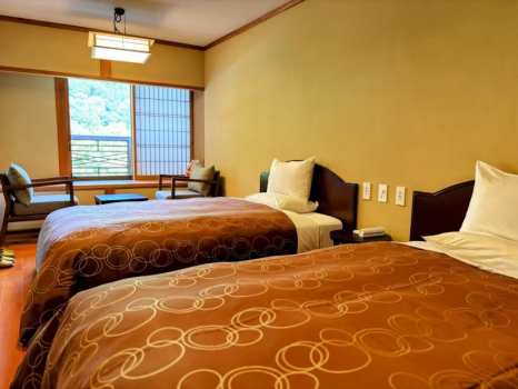 ２階　スーペリア和洋室　ベットルーム　　　　　　ツインベットルーム快適な睡眠を追求した高品質のシモンズのセミダブルベッド