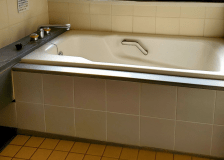 客室に備え付けのお風呂は温泉を引いており、たっぷりと源泉をご堪能いただけます。