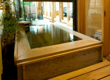 客室に備わる露天風呂　ひのきタイプと陶器タイプのいずれかのお部屋になります。