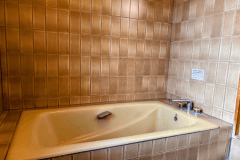 お部屋にはホーロー素材の内風呂をご用意。
温泉を引いておりますので、滞在中はいつでもお部屋で温泉をお楽しみいただけます。