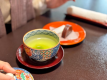 部屋では、仲居さんが心を込めてご用意する日本茶と和菓子でおもてなし。