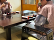 客室で寛ぎお茶をいただきながら語り合う…穏やかなひと時