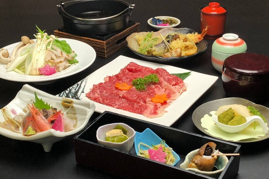 【定番】焼き肉店も営む独自ルートの仕入れ！手軽に味わうすき焼き御膳（１泊２食付き）