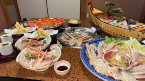 カニフルコース全体写真でございます、実際には順番にお食事は提供されます。（写真は2人前です）