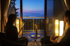 部屋から眺める景色は、まるで1枚の絵画。潮騒の音をBGMに、優雅でラグジュアリーなくつろぎを。