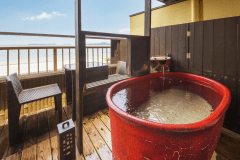 【こすもす】萩指月温泉・露天風呂付客室(イメージ・部屋確約不可)真っ赤な陶器風呂。海景色に癒される