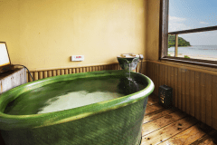 【すずらん】萩指月温泉・半露天風呂からは菊ヶ浜を見渡せる。季節毎に移り変わる海景色をお楽しみ下さい