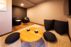 New 2023.3【半露天風呂付客室】和洋モダンルーム/ほっと落ち着く和室には、今人気のヨギボーが。