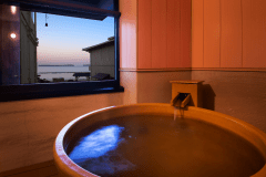 2023年3月OPEN【パーシャルシービュー半露天風呂】半露天風呂からは一部分から遠目に少し海が見えます