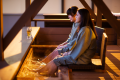 【足湯テラス『海癒』】暖まる足先と目の前に広がる美しい菊ヶ浜。いつまでも座っていたい癒しをご提供。