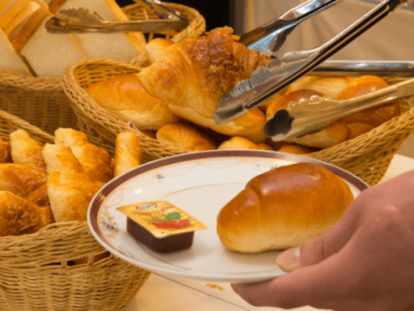 【朝食】翌朝は新鮮な野菜を使った【約30種類の和洋朝食バイキング】をご用意致します。栄養バランスも◎♪