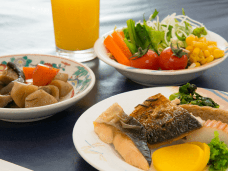 【朝食】翌朝は新鮮な野菜を使った【約30種類の和洋朝食バイキング】をご用意致します。栄養バランスも◎♪