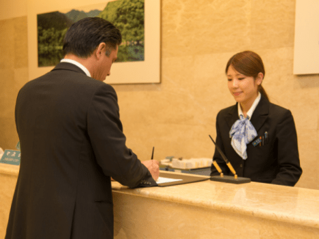 【フロント】ようこそ！ロイヤルホテル四万十へ♪のんびりと快適なご滞在をお楽しみ下さい。