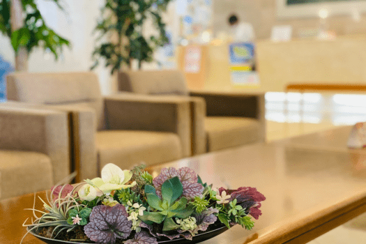 明るく、広々としたロビー