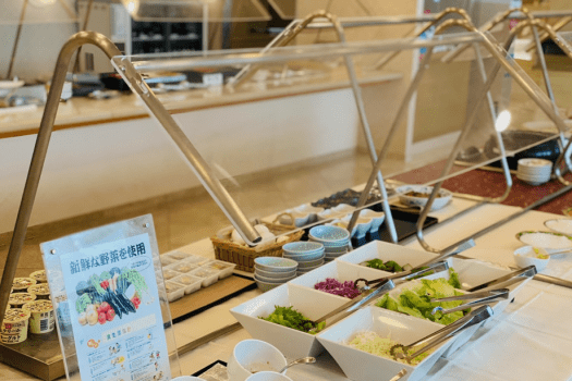 ご朝食会場も感染症対策の為、飛沫防止パネルを設置しております。