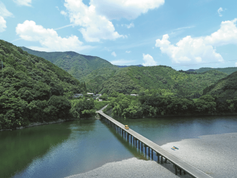 当ホテルより、お車で20分程の位置にある高瀬沈下橋です。