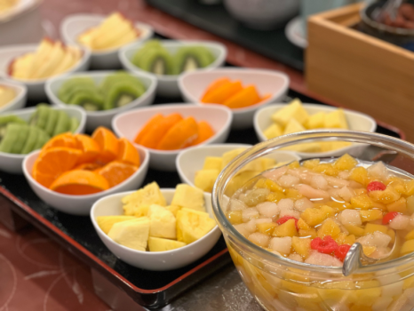 ご朝食一例（季節のフルーツ、フルーツカクテル）