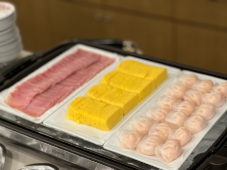 ご朝食一例（ベーコン、出汁巻き卵、海老シュウマイ）