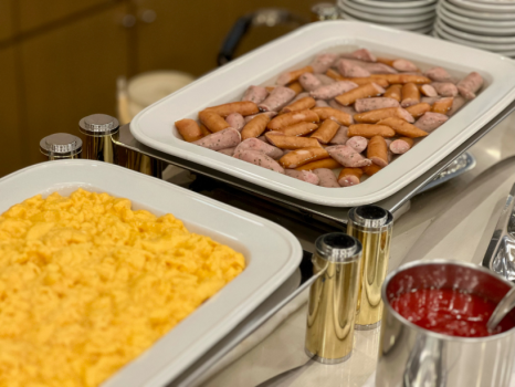 ご朝食一例（スクランブルエッグ・ウインナー2種）