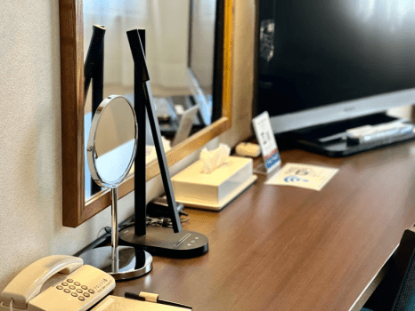 ツインルーム（デスク周りイメージ）