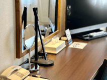 ツインルーム（デスク周りイメージ）