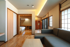 リビング寝室それぞれ10畳に加えて広縁を備えた開放的なお部屋となっています。