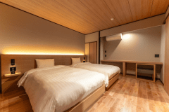 寝室はベットで快適にお過ごしいただけます。