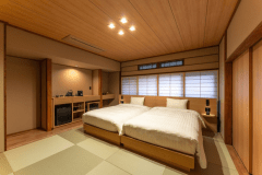 10畳のお部屋に奥行きのある広縁と古代檜の内風呂と露天風呂付客室。