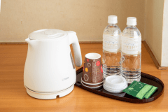 無料のミネラルウォーター・お茶・ケトルなど各お部屋にご用意。