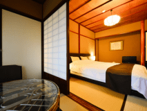 【鉢伏｜25平米】小さなダブルベッド付純和室と奥座敷の間