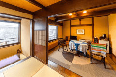 【乗鞍・櫟｜40平米】百日紅に寄添う　和モダンのリビング和室