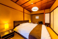 【鉢伏｜25平米】小さなダブルベッド付純和室と奥座敷の間