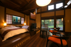 【お部屋】ふと窓を覗きこめば緑の木々が顔をのぞかせる風景