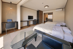 ベッドはSerta製セミダブル。包まれるような安心感のある寝心地。