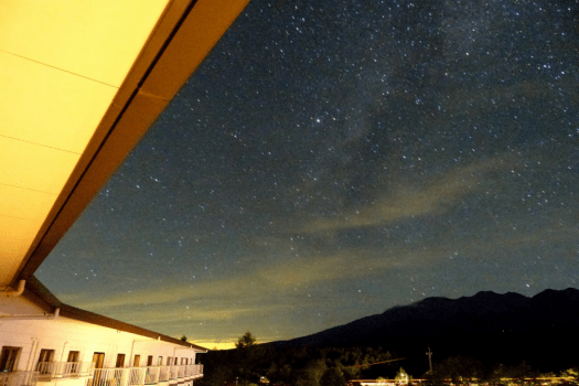 野辺山高原の澄んだ星空を、客室でくつろぎながら楽しめます