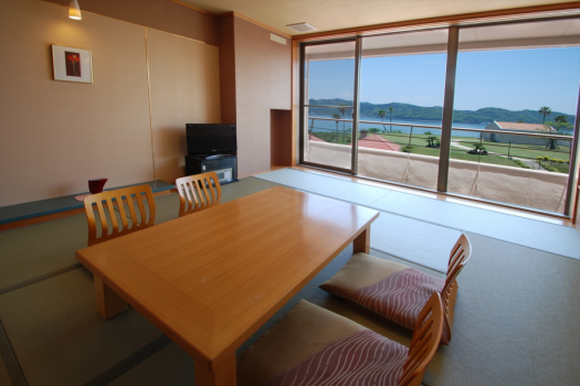 和室１０畳　ファミリー様向けのお部屋でございます