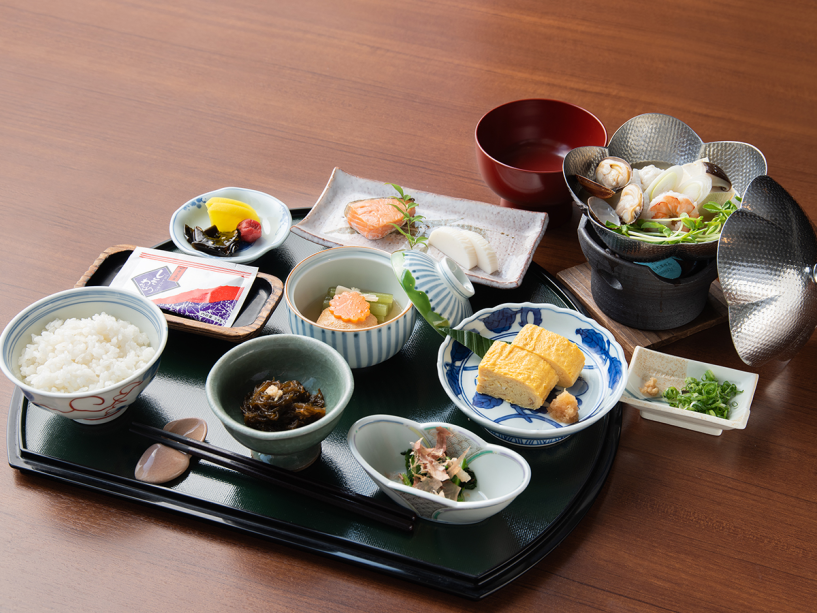【朝食】和朝食をご用意。萩のお土産として人気の「しそわかめ」ふりかけをご飯のお供に。
